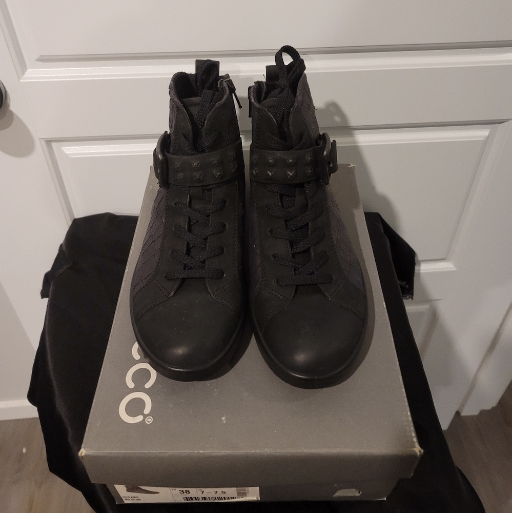 Brand new Ecco Black leather Aimie runners